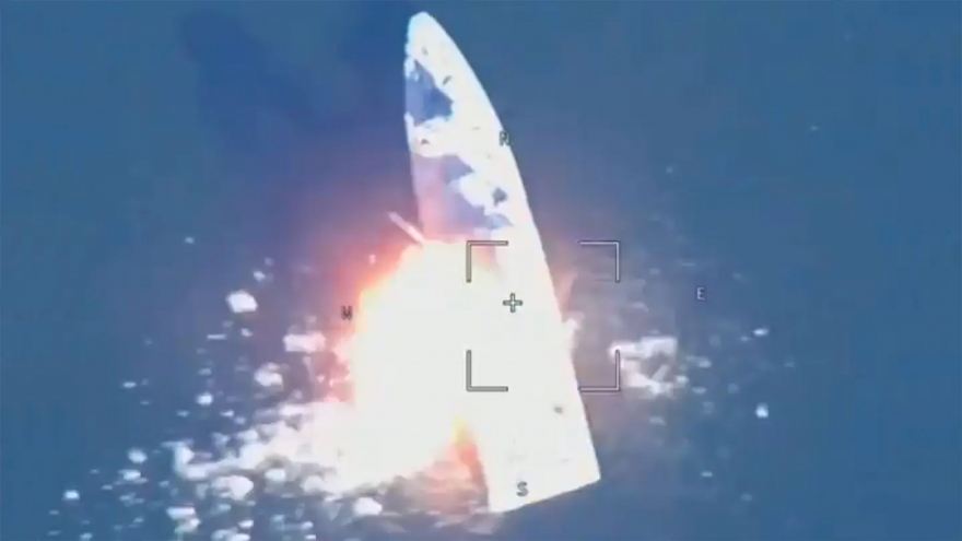 Khoảnh khắc UAV cảm tử Lancet của Nga đánh nổ tàu pháo Ukraine